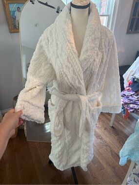 Room Service Plush Shawl Collar White Fuzzy Robe with Belt Size XL